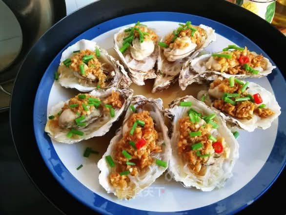 Chef14 Steamed garlic jumbo oysters (2)蒜蓉粉丝蒸大生蚝（活）